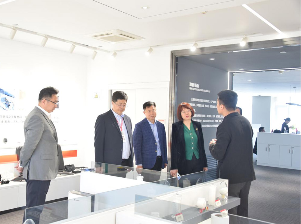 山东省青岛第二卫生学校领导一行到尊龙凯时集团考察