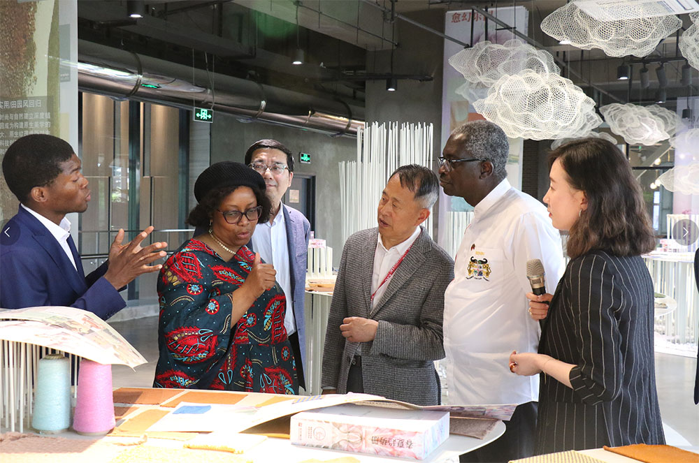 贝宁共和国驻华大使西蒙·阿多韦兰德一行来尊龙凯时集团参观访问