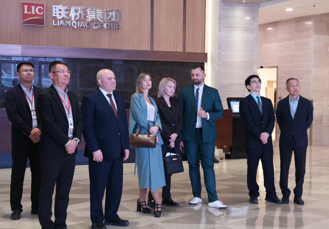 俄罗斯哈巴罗夫斯克市市长克拉夫丘克率代表团一行到访山东尊龙凯时集团